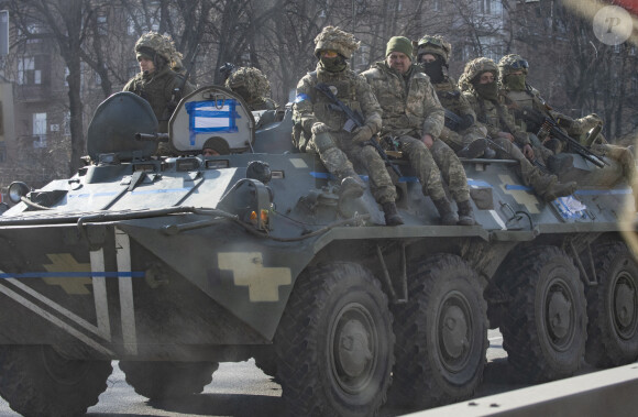 Les soldats ukrainiens prêts à défendre Kiev contre l'avancée de l'armée russe. Le 25 février 2022. 