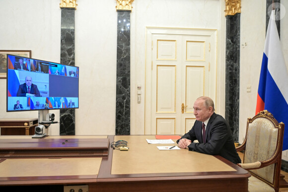 Le président russe Poutine est vu dans son bureau au Kremlin lors d'une réunion par vidéoconférence des membres permanents du Conseil de sécurité russe à Moscou, Russie le 25 février 2022. © Alexei Nikolsky/Tass/Bestimage 