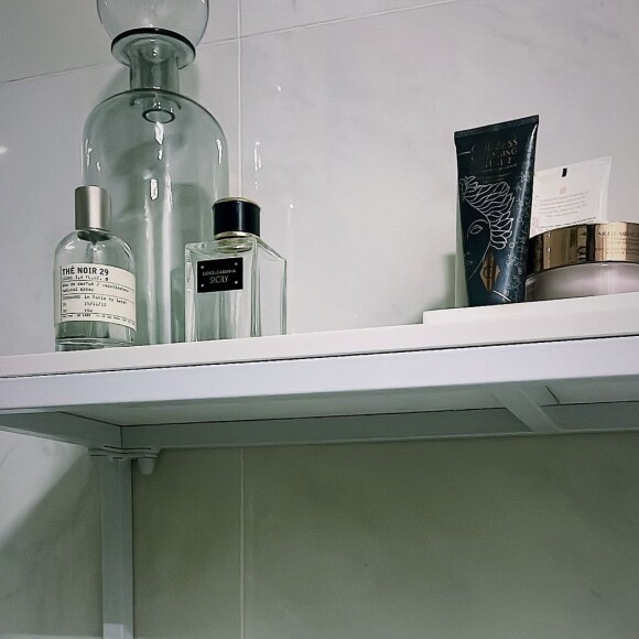 Amel Bent enceinte : elle dévoile de rares photos de sa maison en plein congé mat'