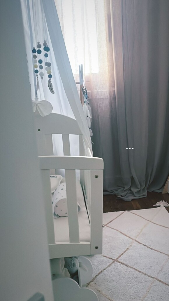 Amel Bent enceinte : elle dévoile de rares photos de sa maison en plein congé mat'