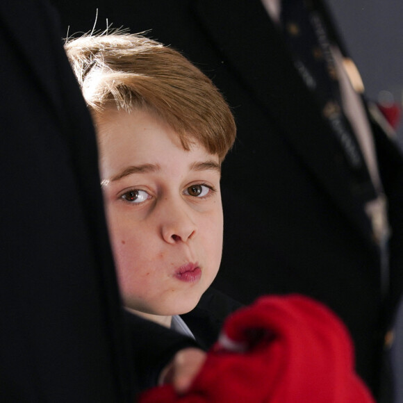 Le prince William, duc de Cambridge, et Catherine (Kate) Middleton, duchesse de Cambridge, accompagnés du prince George de Cambridge, viennent assister au match de rugby Angleterre-Pays de Galles (23-19). 