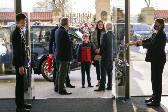 Le prince William, duc de Cambridge, et Catherine (Kate) Middleton, duchesse de Cambridge, accompagnés du prince George de Cambridge, viennent assister au match de rugby Angleterre-Pays de Galles (23-19) à Edimbourg, le 26 février 2022. 