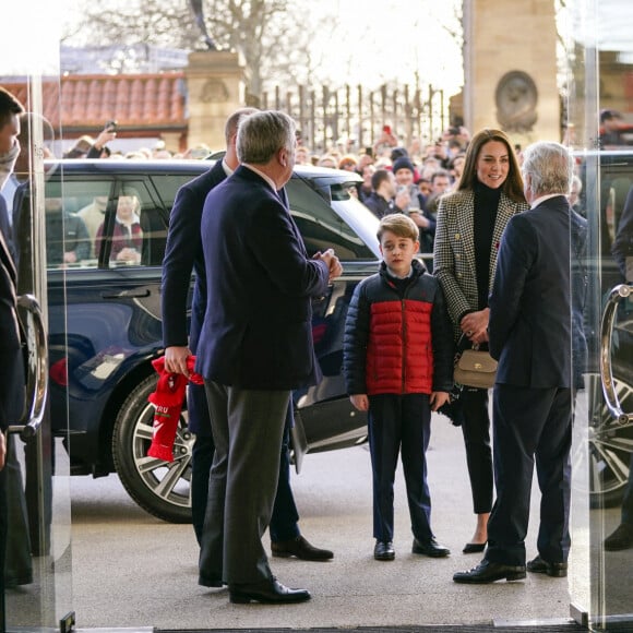 Le prince William, duc de Cambridge, et Catherine (Kate) Middleton, duchesse de Cambridge, accompagnés du prince George de Cambridge, viennent assister au match de rugby Angleterre-Pays de Galles (23-19) à Edimbourg, le 26 février 2022. 