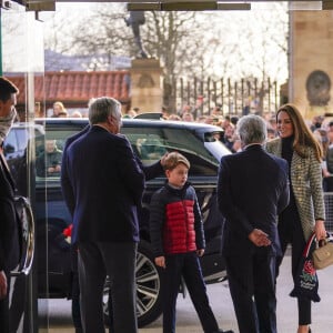 Le prince William, duc de Cambridge, et Catherine (Kate) Middleton, duchesse de Cambridge, accompagnés du prince George de Cambridge, viennent assister au match de rugby Angleterre-Pays de Galles (23-19) le 26 février 2022. 