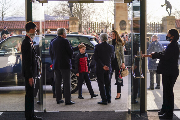 Le prince William, duc de Cambridge, et Catherine (Kate) Middleton, duchesse de Cambridge, accompagnés du prince George de Cambridge, viennent assister au match de rugby Angleterre-Pays de Galles (23-19) le 26 février 2022. 