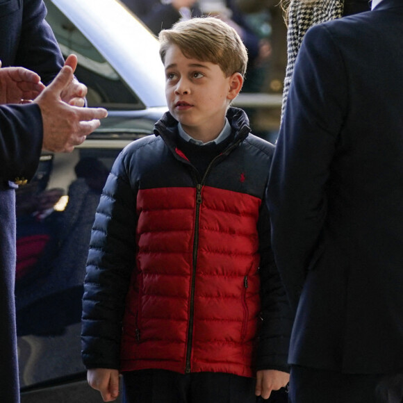 Le prince William, duc de Cambridge, et Catherine (Kate) Middleton, duchesse de Cambridge, accompagnés du prince George de Cambridge, viennent assister au match de rugby Angleterre-Pays de Galles (23-19) le 26 février 2022. 