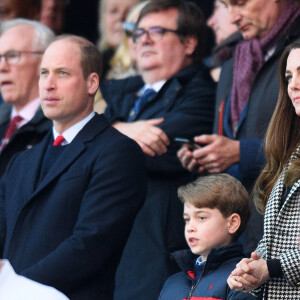 Le prince William, duc de Cambridge, et Catherine (Kate) Middleton, duchesse de Cambridge, accompagnés du prince George de Cambridge, viennent assister au match de rugby Angleterre-Pays de Galles (23-19) le 26 février 2022.