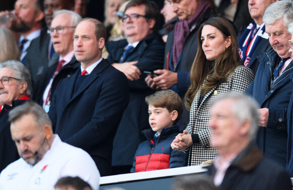 Le prince William, duc de Cambridge, et Catherine (Kate) Middleton, duchesse de Cambridge, accompagnés du prince George de Cambridge, viennent assister au match de rugby Angleterre-Pays de Galles (23-19) le 26 février 2022.