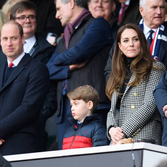 Le prince William, duc de Cambridge, et Catherine (Kate) Middleton, duchesse de Cambridge, accompagnés du prince George de Cambridge, viennent assister au match de rugby Angleterre-Pays de Galles (23-19) le 26 février 2022. @ Mark Pain/PA Images Contributor/ABACAPRESS.COM