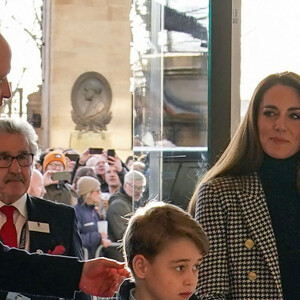 Le prince William, duc de Cambridge, et Catherine (Kate) Middleton, duchesse de Cambridge, accompagnés du prince George de Cambridge, viennent assister au match de rugby Angleterre-Pays de Galles (23-19) le 26 février 2022. @ i-Images/Pool/ABACAPRESS.COM