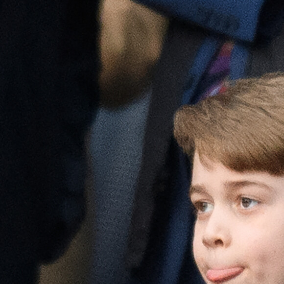 Le prince William, duc de Cambridge, et Catherine (Kate) Middleton, duchesse de Cambridge, accompagnés du prince George de Cambridge, viennent assister au match de rugby Angleterre-Pays de Galles (23-19) le 26 février 2022. @ Mark Pain/PA Images