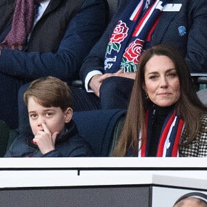 Le prince William, duc de Cambridge, et Catherine (Kate) Middleton, duchesse de Cambridge, accompagnés du prince George de Cambridge, viennent assister au match de rugbyAngleterre-Pays de Galles (23-19) le 26 février 2022. @ Mark Pain/PA Images Contributor/ABACAPRESS.COM