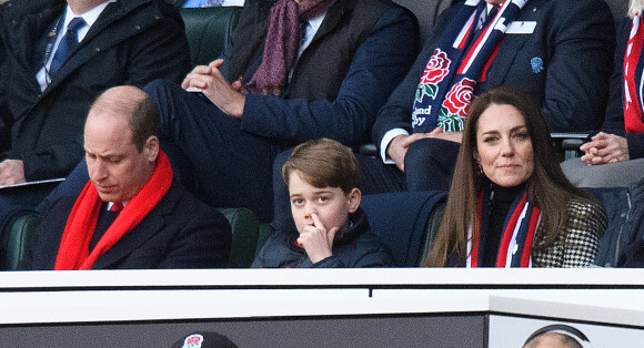 Le prince William, duc de Cambridge, et Catherine (Kate) Middleton, duchesse de Cambridge, accompagnés du prince George de Cambridge, viennent assister au match de rugbyAngleterre-Pays de Galles (23-19) le 26 février 2022. @ Mark Pain/PA Images Contributor/ABACAPRESS.COM