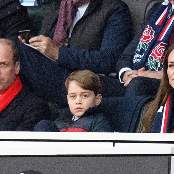 Le prince William, duc de Cambridge, et Catherine (Kate) Middleton, duchesse de Cambridge, accompagnés du prince George de Cambridge, viennent assister au match de rugby Angleterre-Pays de Galles (23-19) le 26 février 2022. @ Photo by Mark Pain/PA Images Contributor/ABACAPRESS.COM