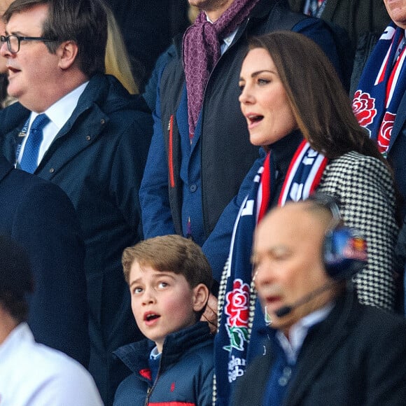 Le prince William, duc de Cambridge, et Catherine (Kate) Middleton, duchesse de Cambridge, accompagnés du prince George de Cambridge, viennent assister au match de rugby Angleterre-Pays de Galles (23-19) le 26 février 2022. @ Mark Pain/PA Images Contributor/ABACAPRESS.COM