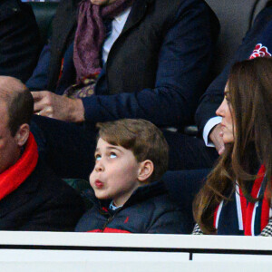 Le prince William, duc de Cambridge, et Catherine (Kate) Middleton, duchesse de Cambridge, accompagnés du prince George de Cambridge, viennent assister au match de rugby Angleterre-Pays de Galles (23-19) le 26 février 2022. @ Mark Pain/PA Images Contributor/ABACAPRESS.COM