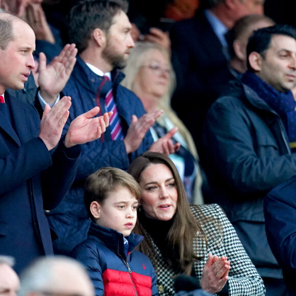 Le prince William, duc de Cambridge, et Catherine (Kate) Middleton, duchesse de Cambridge, accompagnés du prince George de Cambridge, viennent assister au match de rugby Angleterre-Pays de Galles (23-19) le 26 février 2022. @ Mike Egerton/PA Wire/ABACAPRESS.COM