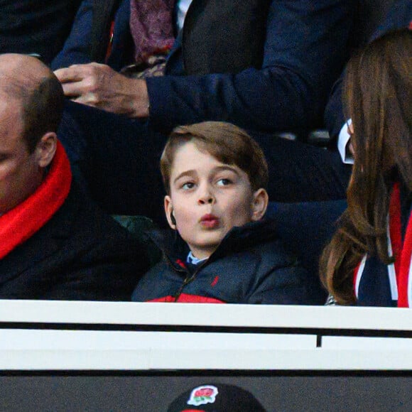 Le prince William, duc de Cambridge, et Catherine (Kate) Middleton, duchesse de Cambridge, accompagnés du prince George de Cambridge, viennent assister au match de rugby Angleterre-Pays de Galles (23-19) le 26 février 2022. @ Mark Pain/PA Images Contributor.