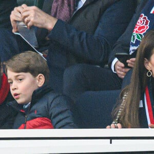 Le prince William, duc de Cambridge, et Catherine (Kate) Middleton, duchesse de Cambridge, accompagnés du prince George de Cambridge, viennent assister au match de rugby Angleterre-Pays de Galles (23-19) le 26 février 2022. @ Mark Pain/PA Images Contributor