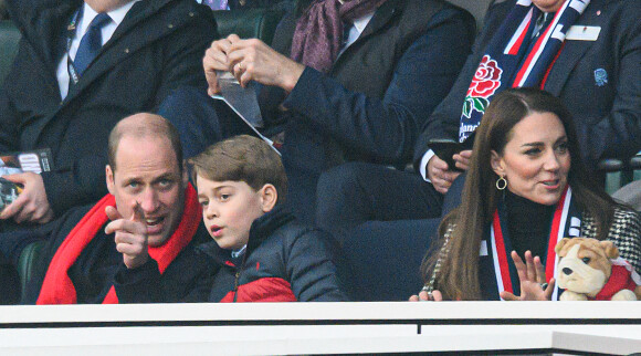 Le prince William, duc de Cambridge, et Catherine (Kate) Middleton, duchesse de Cambridge, accompagnés du prince George de Cambridge, viennent assister au match de rugby Angleterre-Pays de Galles (23-19) le 26 février 2022. @ Mark Pain/PA Images Contributor