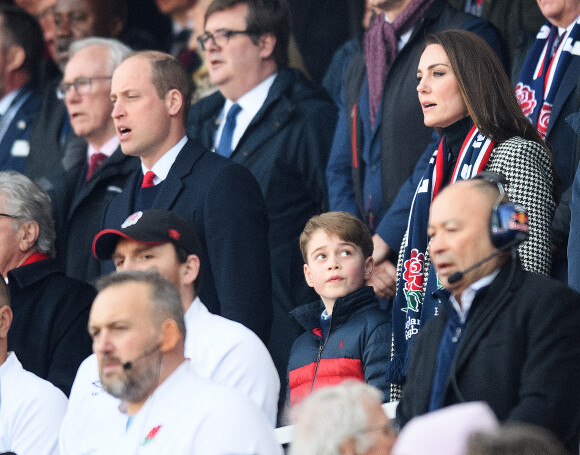 Le prince William, duc de Cambridge, et Catherine (Kate) Middleton, duchesse de Cambridge, accompagnés du prince George de Cambridge, viennent assister au match de rugby Angleterre-Pays de Galles (23-19) le 26 février 2022. @ Mark Pain/PA Images Contributor.