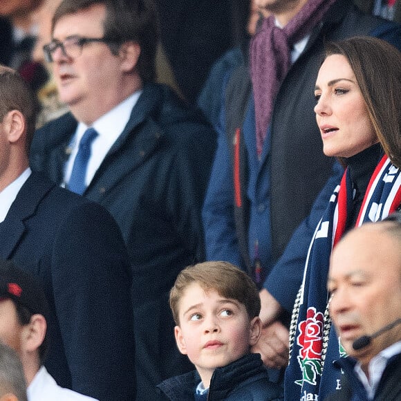 Le prince William, duc de Cambridge, et Catherine (Kate) Middleton, duchesse de Cambridge, accompagnés du prince George de Cambridge, viennent assister au match de rugby Angleterre-Pays de Galles (23-19) le 26 février 2022. @ Mark Pain/PA Images Contributor.