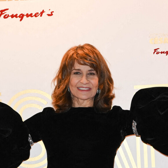 Valérie Lemercier (habillée par Stéphane Rolland) César de la meilleure actrice dans Aline - Photocall au Fouquet's après la 47ème cérémonie des César à Paris le 26 février 2022. © Coadic Guirec / Bestimage 