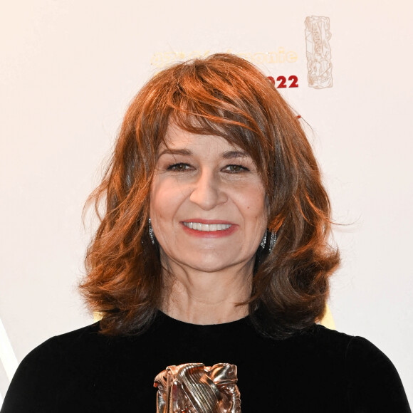 Valérie Lemercier (habillée par Stéphane Rolland) César de la meilleure actrice dans Aline - Photocall au Fouquet's après la 47ème cérémonie des César à Paris le 26 février 2022. © Coadic Guirec / Bestimage 