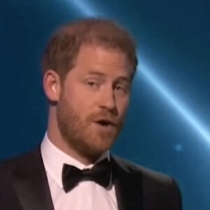 Le prince Harry, duc de Sussex, et Meghan Markle, duchesse de Sussex, rendent hommage au peuple ukrainien lors de la cérémonie des NAACP Image Awards à Los Angeles au cours de laquelle ils ont accepté le "Prix du président" pour leur travail d'aide à un refuge pour femmes du Texas. Le 27 février 2022.