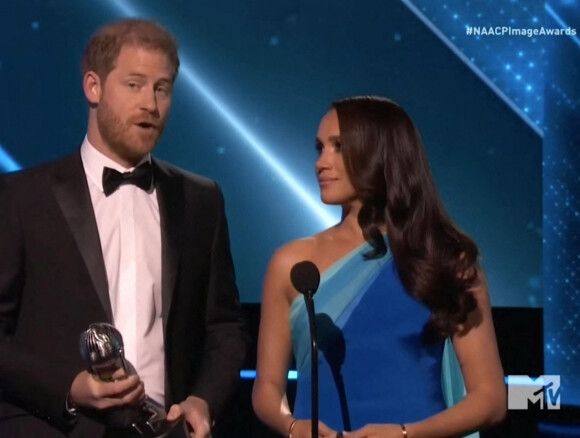 Le prince Harry, duc de Sussex, et Meghan Markle, duchesse de Sussex, rendent hommage au peuple ukrainien lors de la cérémonie des NAACP Image Awards à Los Angeles au cours de laquelle ils ont accepté le "Prix du président" pour leur travail d'aide à un refuge pour femmes du Texas. Le 27 février 2022.