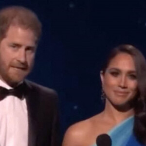 Le prince Harry, duc de Sussex, et Meghan Markle, duchesse de Sussex, rendent hommage au peuple ukrainien lors de la cérémonie des NAACP Image Awards à Los Angeles au cours de laquelle ils ont accepté le "Prix du président" pour leur travail d'aide à un refuge pour femmes du Texas. Le 27 février 2022.