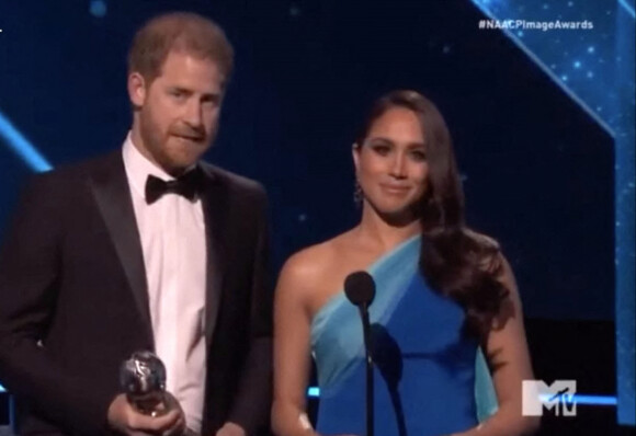 Le prince Harry, duc de Sussex, et Meghan Markle, duchesse de Sussex, rendent hommage au peuple ukrainien lors de la cérémonie des NAACP Image Awards à Los Angeles au cours de laquelle ils ont accepté le "Prix du président" pour leur travail d'aide à un refuge pour femmes du Texas. Le 27 février 2022.