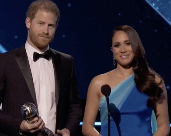 Le prince Harry, duc de Sussex, et Meghan Markle, duchesse de Sussex, rendent hommage au peuple ukrainien lors de la cérémonie des NAACP Image Awards à Los Angeles