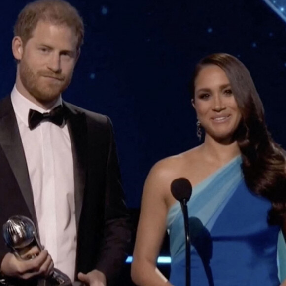 Le prince Harry, duc de Sussex, et Meghan Markle, duchesse de Sussex, rendent hommage au peuple ukrainien lors de la cérémonie des NAACP Image Awards à Los Angeles