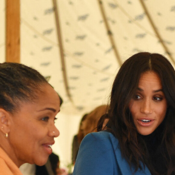 Doria Ragland, la mère de Meghan Markle, le prince Harry, duc de Sussex - Meghan Markle reçoit les femmes qui apparaissent dans le livre de recettes ""Together, our community cookbook"" au palais Kensington à Londres le 20 septembre 2018.