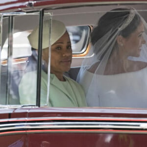 Meghan Markle, duchesse de Sussex arrive à la chapelle St. George au château de Windsor à bord d'une Rolls Royce avec sa mère Doria Ragland à ses côtés - Mariage du prince Harry et de Meghan Markle au château de Windsor le 19 mai 2018