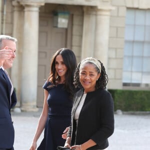 Meghan Markle et sa mère Doria Ragland arrivent à l'hôtel Cliveden House près de Windsor à la veille du Mariage du prince Harry et de Meghan Markle à Taplow le 18 mai 2018.