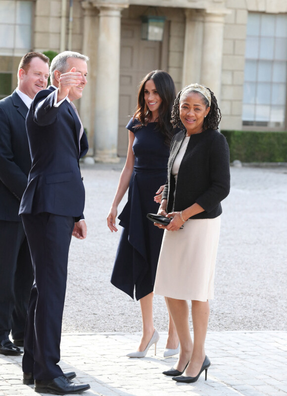 Meghan Markle et sa mère Doria Ragland arrivent à l'hôtel Cliveden House près de Windsor à la veille du Mariage du prince Harry et de Meghan Markle à Taplow le 18 mai 2018.