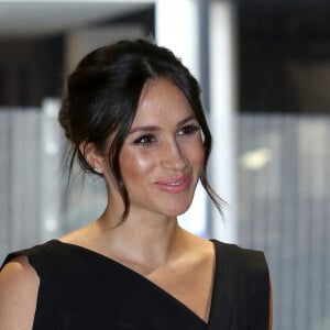 Meghan Markle (dans sa robe Jackie O de la marque Black Halo) lors de la réception women's empowerment à la Royal Aeronautical Society à Londres le 19 avril 2018.