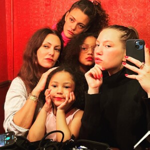 Karole Rocher et ses quatre filles : Barbara, Gina, Angelina et Carmen