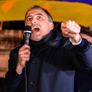 Raphaël Glucksmann - Rassemblement place de la République à Paris, en soutien au peuple ukrainien, suite à l'invasion de l'Ukraine par la Russie