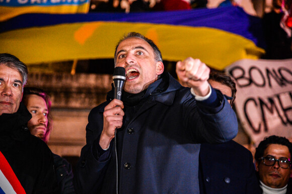 Raphaël Glucksmann - Rassemblement place de la République à Paris, en soutien au peuple ukrainien, suite à l'invasion de l'Ukraine par la Russie