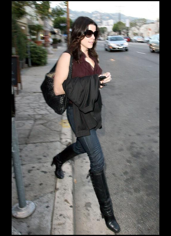 Neve Campbell fait du shopping dans West Hollywood le 12 janvier 2010