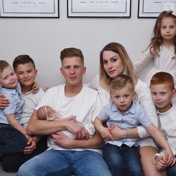 Camille Santoro de "Familles nombreuses" avec son mari Nicolas et leurs enfants