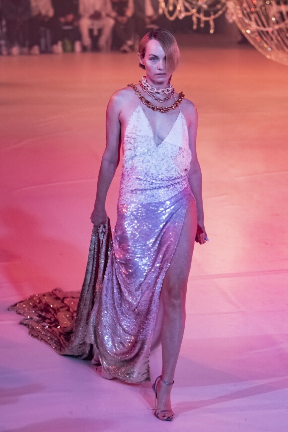 Amber Valletta lors du défilé Off-White™, collection automne-hiver 2022-2023, au Palais Brongniart. Paris, le 28 février 2022.