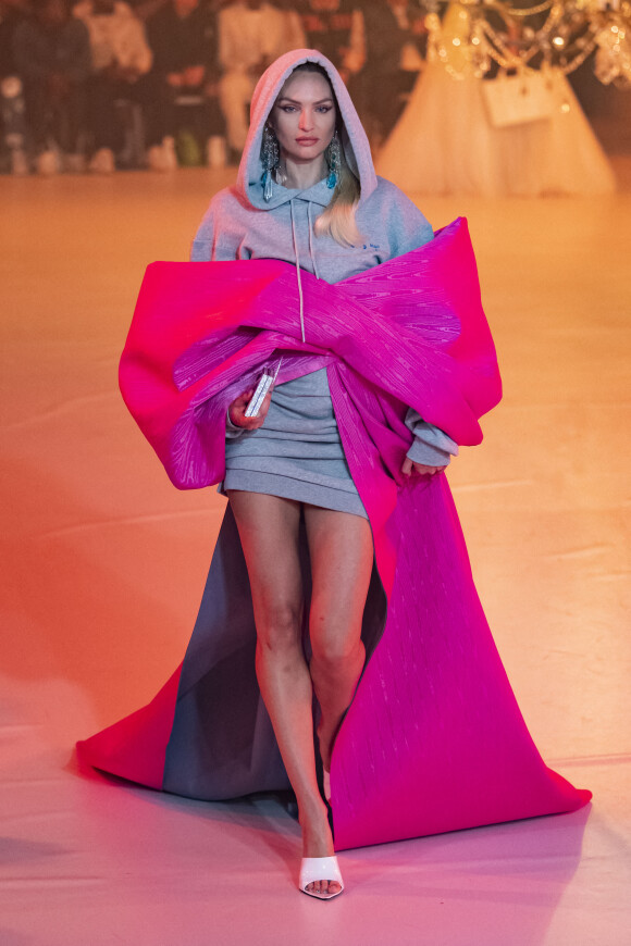 Candice Swanepoel lors du défilé Off-White™, collection automne-hiver 2022-2023, au Palais Brongniart. Paris, le 28 février 2022.