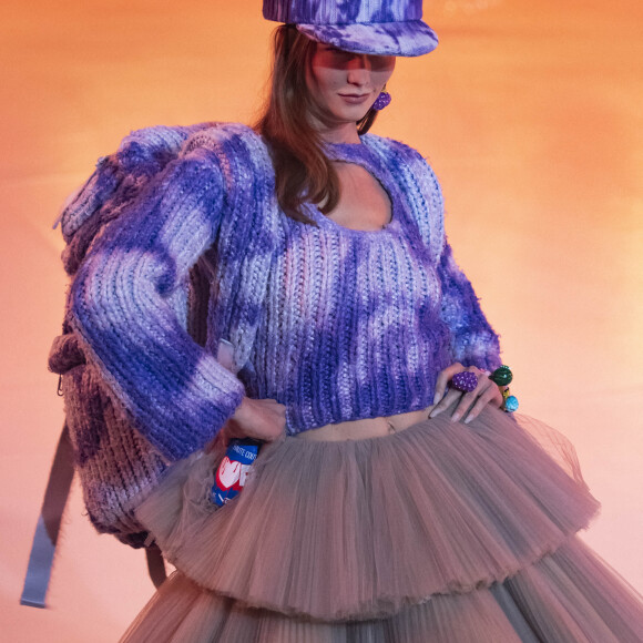 Karlie Kloss lors du défilé Off-White™, collection automne-hiver 2022-2023, au Palais Brongniart. Paris, le 28 février 2022.