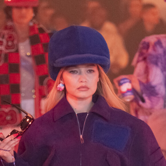 Gigi Hadid lors du défilé Off-White™, collection automne-hiver 2022-2023, au Palais Brongniart. Paris, le 28 février 2022.
