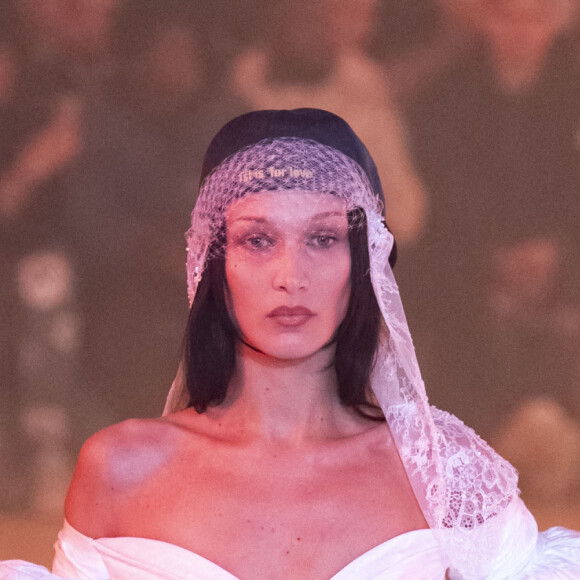 Bella Hadid lors du défilé Off-White™, collection automne-hiver 2022-2023, au Palais Brongniart. Paris, le 28 février 2022.