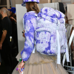 Karlie Kloss dans les coulisses du défilé Off-White™, collection automne / hiver 2022-2023 au Palais Brongniart. Paris, le 28 février 2022. © Veeren / Christophe Clovis / Bestimage